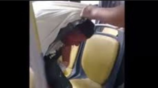 Video: se masturbó en el colectivo y los pasajeros lo bajaron a las trompadas