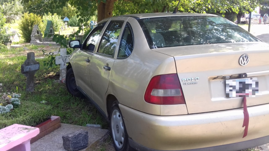 Dejó el auto estacionado sobre dos tumbas y estallaron las redes sociales