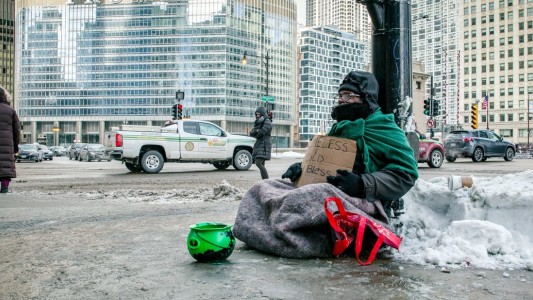 La historia del millonario anónimo que le pagó el hotel a 70 sin techo para que no duerman en las heladas calles de Chicago