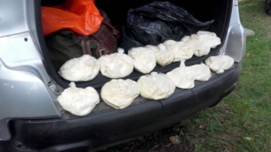 Abandonaron el auto que usaron para robar y tenía más de 6 kilos de cocaína en su interior