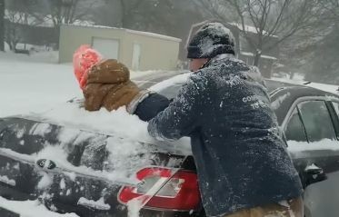 Video: el padre que usa a su pequeño hijo como "trapo" para limpia la nieve del auto