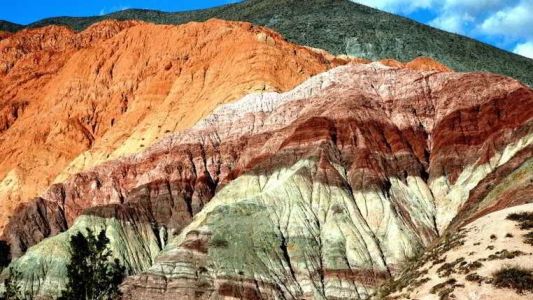 Polémica en Jujuy: un hombre cobra para entrar al Cerro de los Siete Colores
