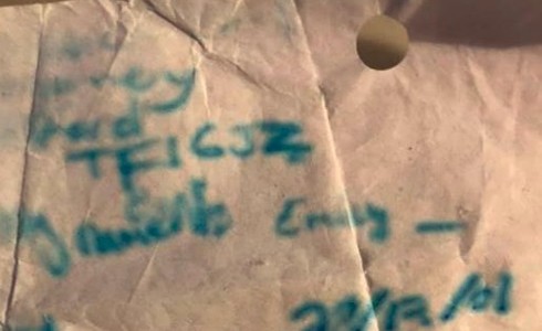 Lanzó un mensaje al mar en una botella y se lo encontró 17 años después