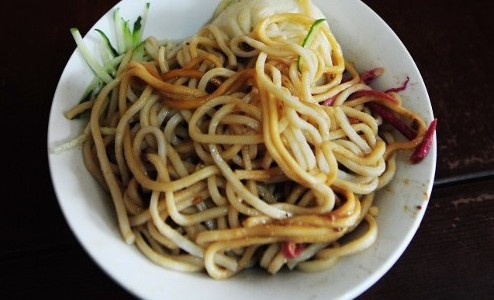 Murió tras comer fideos recalentados