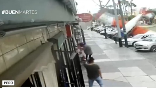 Video: el momento en que cae una avioneta en una avenida