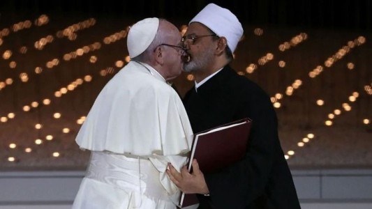 La foto del beso del Papa Francisco que recorrió el mundo