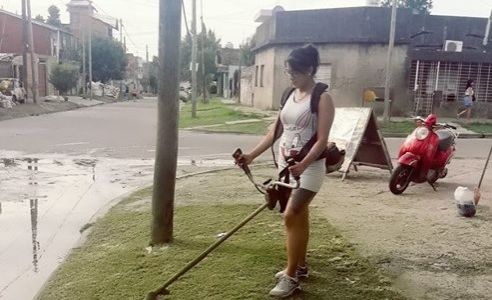 La mujer que se ofrece para cortarle el pasto a sus vecinos para darle de comer a sus hijos