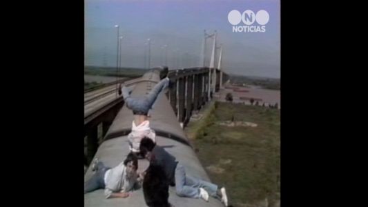Peligro mortal: así viajaban en el techo de un tren hace 26 años