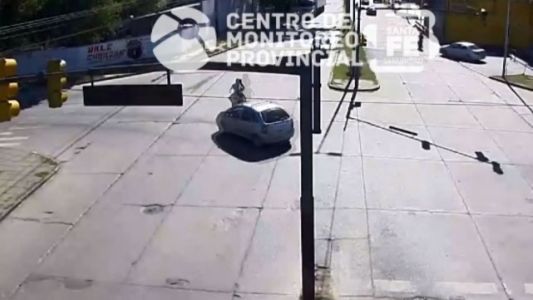 VIdeo: tres jóvenes iban en moto, sin casco, pasaron en rojo y chocaron