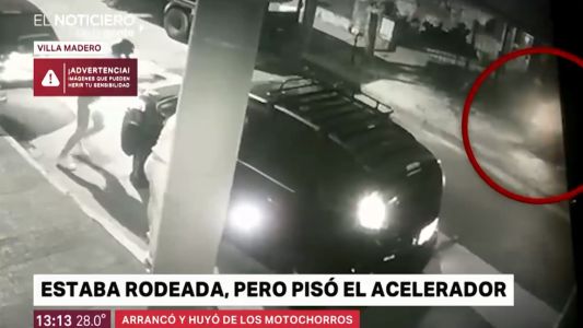 Estaba rodeada y pisó el acelerador