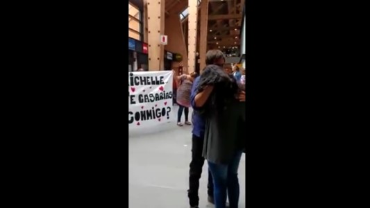 “Michelle, ¿te casarías conmigo?” la propuesta en el aeropuerto de Ushuaia que se hizo viral