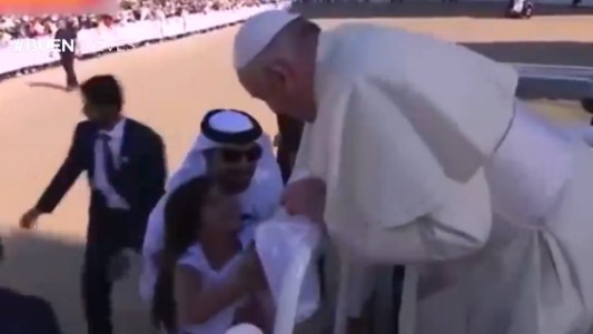 Una nena eludió la custodia y saludó al Papa