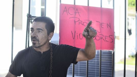 Se encadenó a la fiscalía para reclamar que aceleren la causa por violación a su hija de 9 años