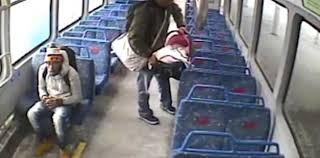 Video: dejó a su bebé en el vagón, salió a fumar y el tren arrancó