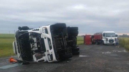 Un tornado volteó cinco camiones en Azul