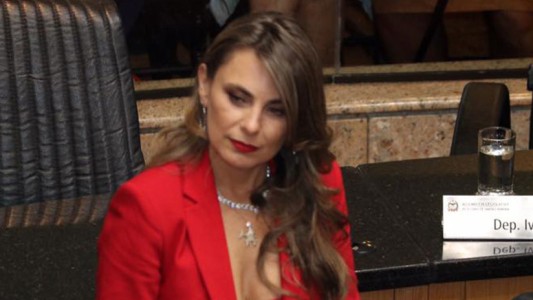 Polémica en la jura de una diputada brasileña por su look "sensual"