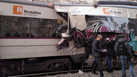 Choque de trenes en Barcelona: un muerto y al menos 100 heridos