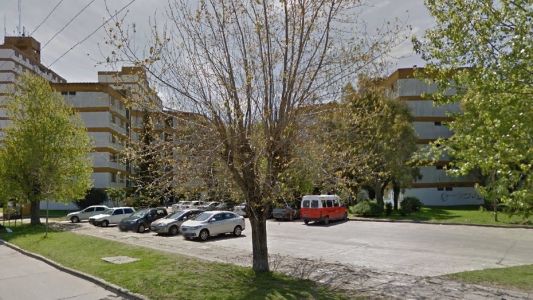 Le ató las manos con el cable de los auriculares y la violó