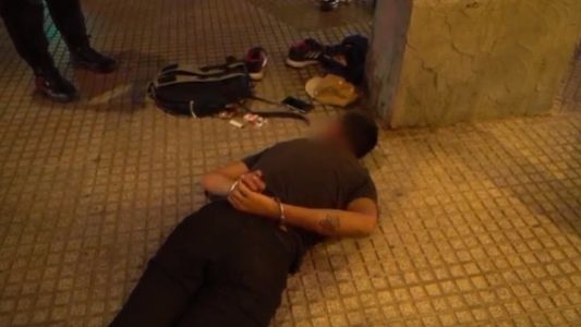 Dos menores robaron una moto y apuñalaron a un policía