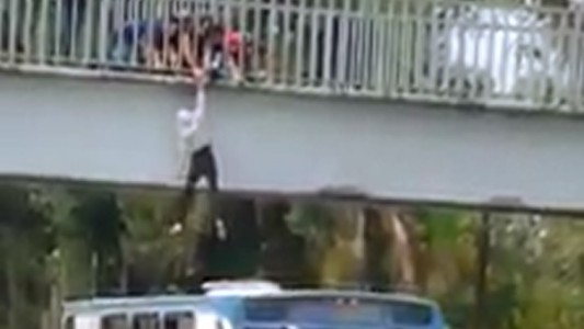 Atajó con el micro a una joven que quería quitarse la vida