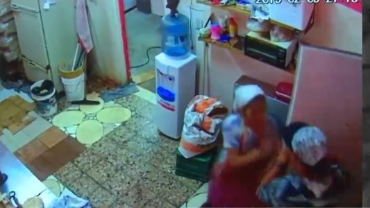 "Molesta porque abrimos a las 6, y en un minuto vienen y te roben"