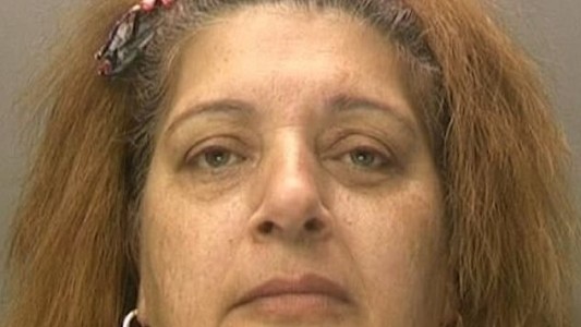 Horror en Inglaterra: "La abuela sádica" en silla de ruedas que sometía a madre e hija discapacitadas