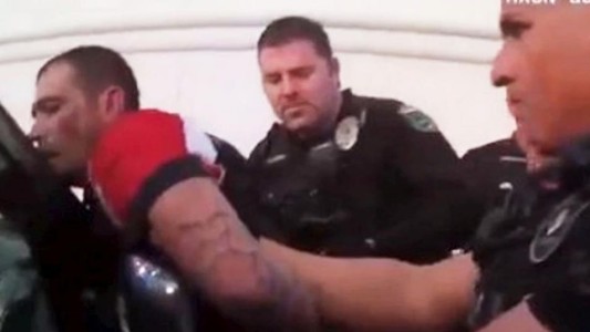 Video: le aplicaron 11 descargas con la pistola Taser delante de su esposa e hijos