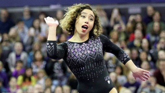 Katelyn Ohashi volvió a deslumbrar con un 10 en su rutina de gimnasia