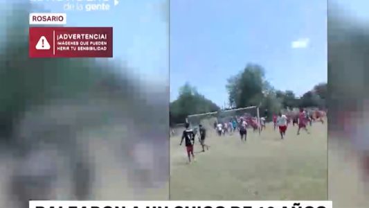 Una patada en un partido de fútbol terminó con un adolescente baleado