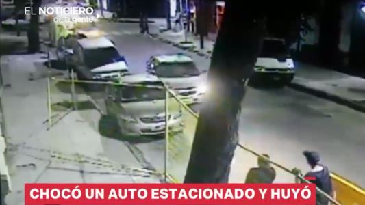 Video: chocó un auto estacionado y huyó
