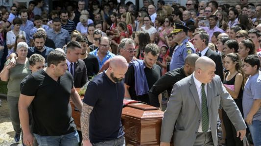 Aplausos y lágrimas en el último adiós a Emiliano Sala en Progreso