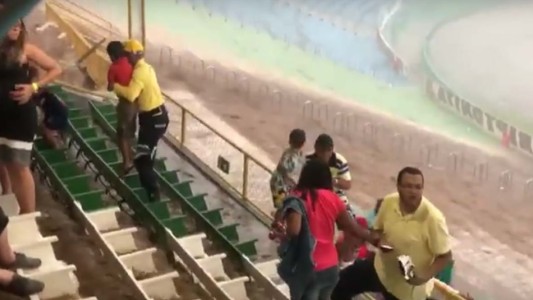 Pánico en el estadio: se formó una catarata en la tribuna y se inundó minutos