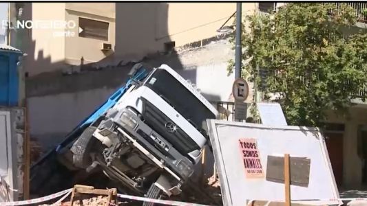 Un camión cayó en un sótano sin declarar