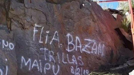 De vacaciones, pintaron un grafiti en un cerro, los escracharon y se comprometieron a borrarlo