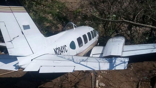 Una avioneta se estrelló en el patio de su casa y los pilotos huyeron