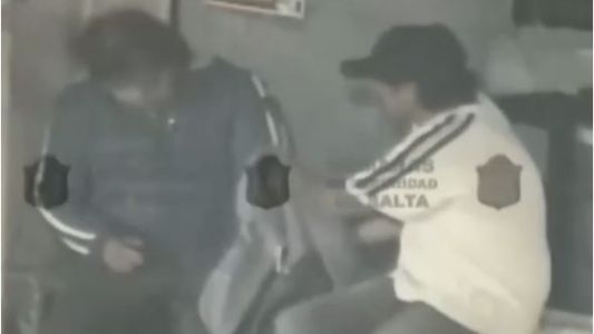 Video: se quedó dormido y le robaron el celular