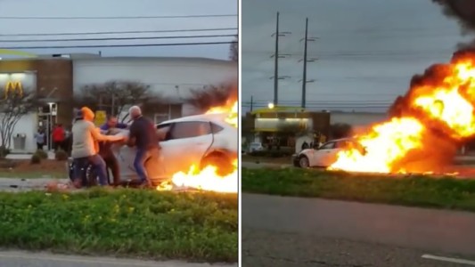 Video: peatones sacaron a la conductora de un auto en llamas