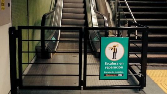 Subte: pidió viajar gratis porque no andaban las escaleras y las encendieron