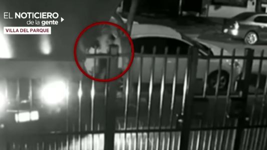 Para robarle el auto a una mujer, la patearon y le quebraron los dedos