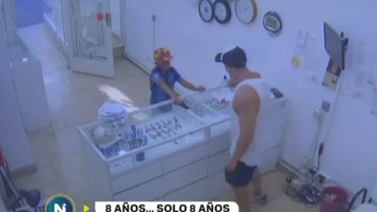 Video: un nene de 8 años entró a robar armado a una joyería en Moreno