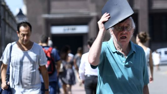 Remera blanca o negra: ¿cuál da más calor?