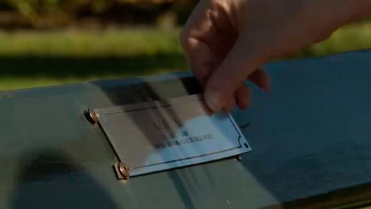 Robo a la memoria: vandalizaron las placas en bancos de plazas para recordar familiares