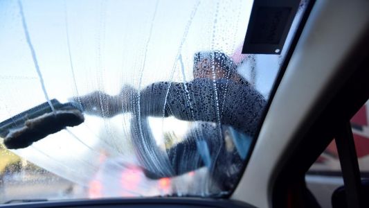 Detienen a un limpiavidrios por golpear a un automovilista