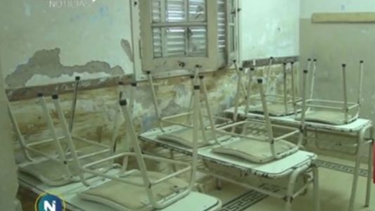 Por el mal estado de una escuela, los docentes suspendieron los exámenes