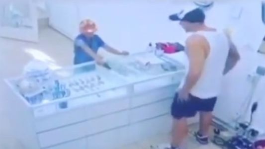La madre entregó a la policía a su hijo de 9 años que intentó robar una joyería en Moreno