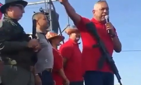 Video: un diputado de Maduro dio un discurso cargando un fusil
