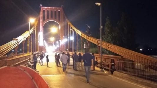 Quería arrojarse desde el puente de Necochea porque le quitaron a sus hijos