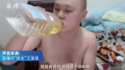 Murió un joven chino que tomaba aceite y alcohol para ganar dinero transmitiendo por Internet