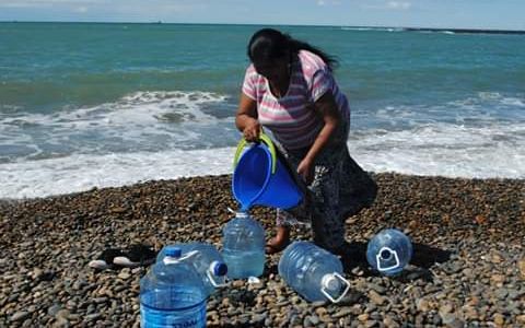 Vecinos patagónicos sin agua exigen suspender el pago del servicio