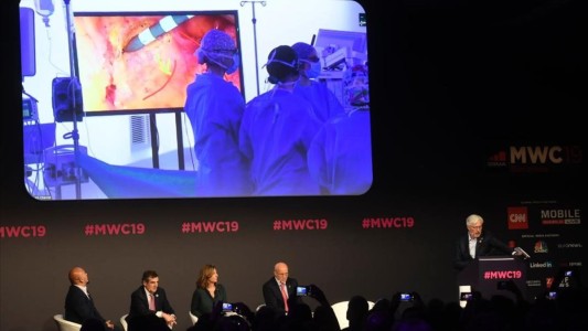 Un cirujano realiza la "primera" operación guiada a distancia con red 5G